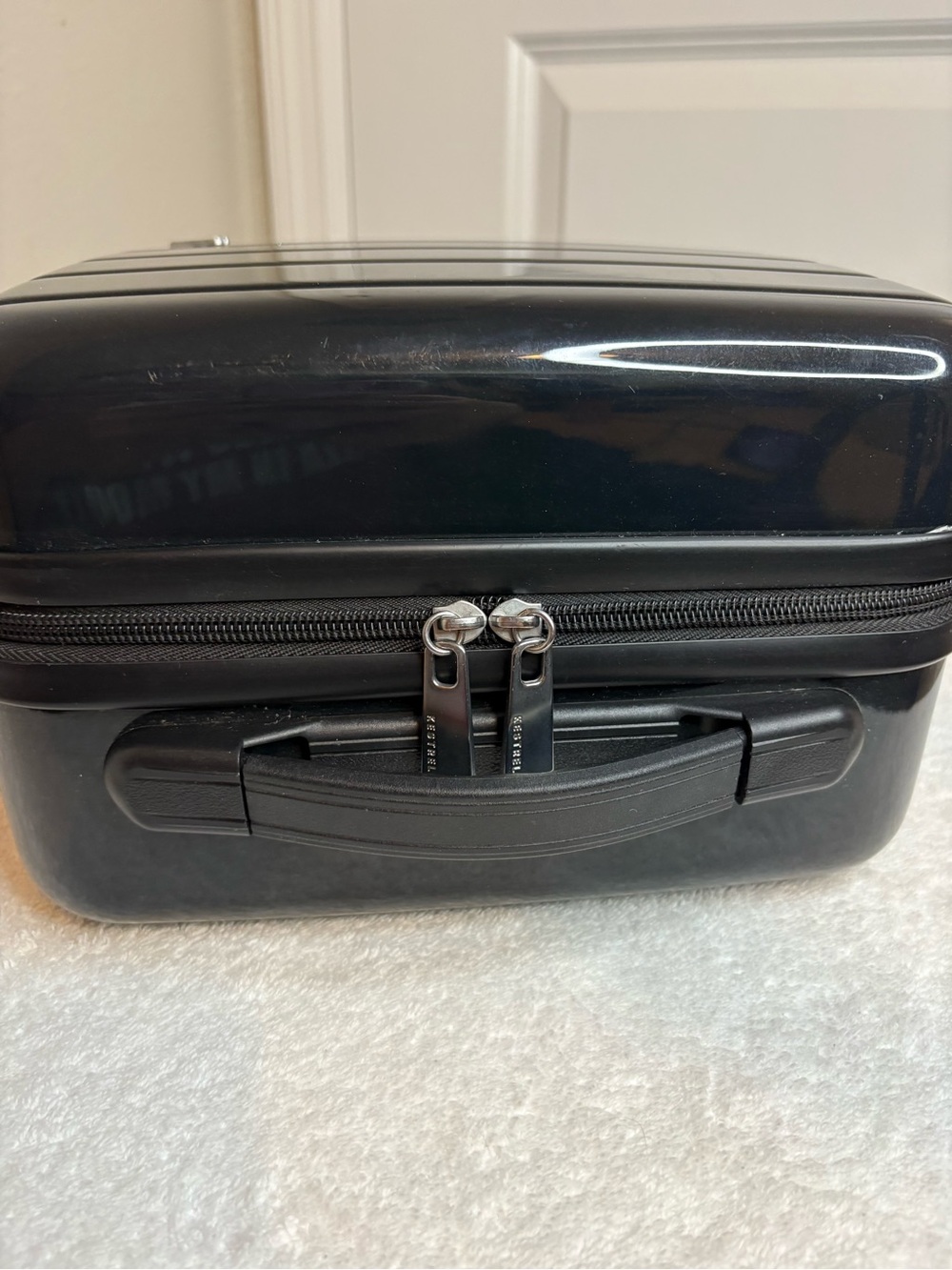 Black Hard-Shell Make-up Travel Case - Picture 4 of 9